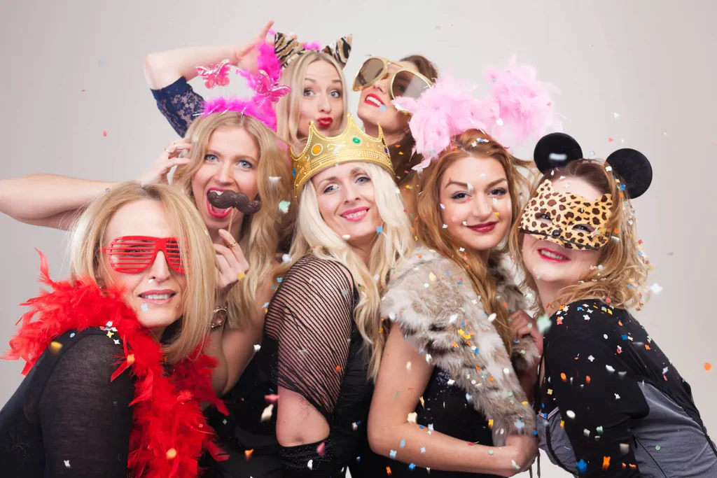 Invités déguisés qui rient devant le photobooth La Selfiejoke